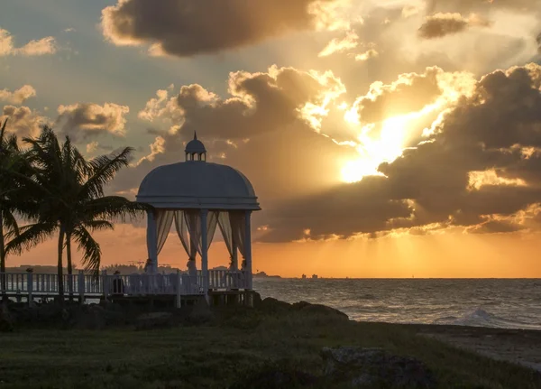 Paisaje nocturno costero con pabellón en una playa en cuba — Foto de Stock