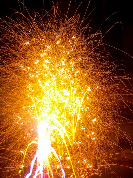 Alguns fogos de artifício cintilantes nas costas escuras — Fotografia de Stock