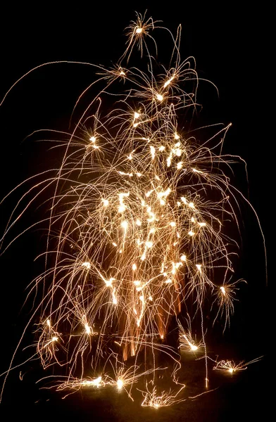 Quelques feux d'artifice scintillants dans le dos sombre — Photo