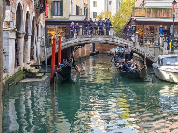 Ponte Santi Apostoli Avec Touristes Gondoles Venise Vénétie Italie — Photo
