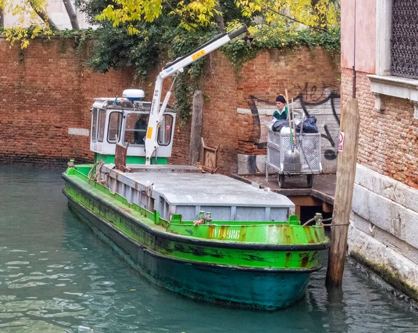 Barge Ramassage Des Ordures Sur Rio Dei Santi Apostoli Venise — Photo
