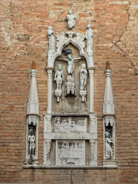 圣阿波罗 威尼斯罗马天主教教堂 Chiesa 的砖墙上有一些哥特式建筑装饰 威尼斯 意大利威尼托 — 图库照片
