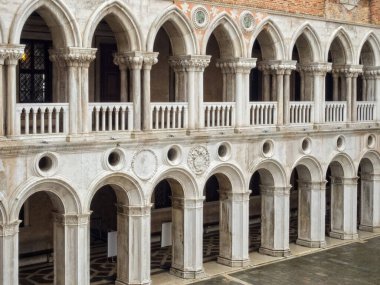 Doge Sarayı 'nın (Palazzo Ducale) avlusunda Colonnade ve loggia - Venedik, Veneto, İtalya
