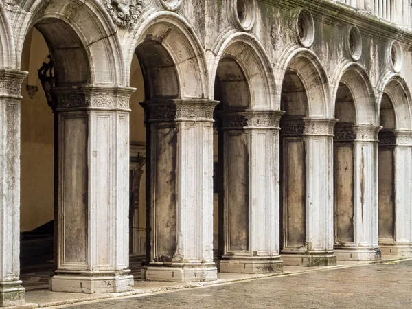 ドゥカーレ宮殿 ドゥカーレ宮殿 の中庭にあるコロンナーデ ヴェネツィア ヴェネト イタリア — ストック写真