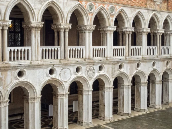 ドゥカーレ宮殿 ドゥカーレ宮殿 の中庭にあるコロンナーデとロッジア ヴェネツィア ヴェネト イタリア — ストック写真
