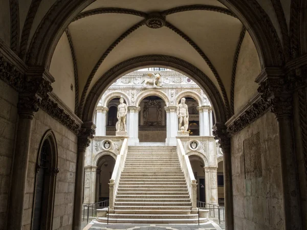 ドージェ宮殿の中庭にある巨人の階段 ドゥカーレ宮殿 ヴェネツィア ヴェネト イタリア — ストック写真