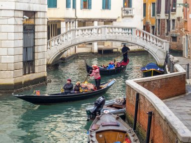 Turistler Rio delle Veste - Venedik, Veneto, İtalya 'da güzel bir gondol yolculuğunun tadını çıkarıyorlar.