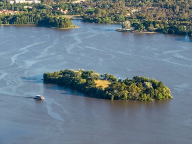 Springbank Adası ve Burley Griffin Gölü, Avustralya 'nın başkenti Canberra' da Telstra Kulesi 'nden çekilmiştir.