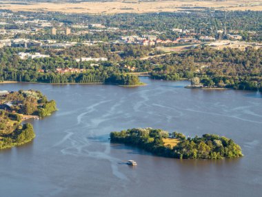 Burley Griffin Gölü Avustralya 'nın başkenti Canberra' daki Telstra Kulesi 'nden çekilmiştir.