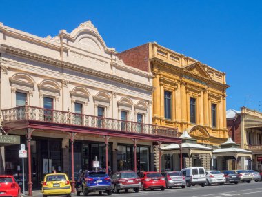 Lydiard Caddesi 'ndeki Bones' s Building and Fine Art Gallery koloni mimarisinin güzel örnekleridir - Ballarat, Victoria, Avustralya