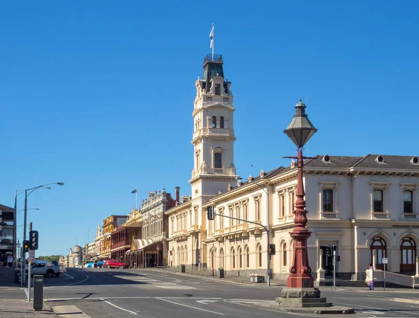 Tarihi şehir merkezindeki Lydiard ve Sturt caddelerinin kesiştiği noktada - Ballarat, Victoria, Avustralya