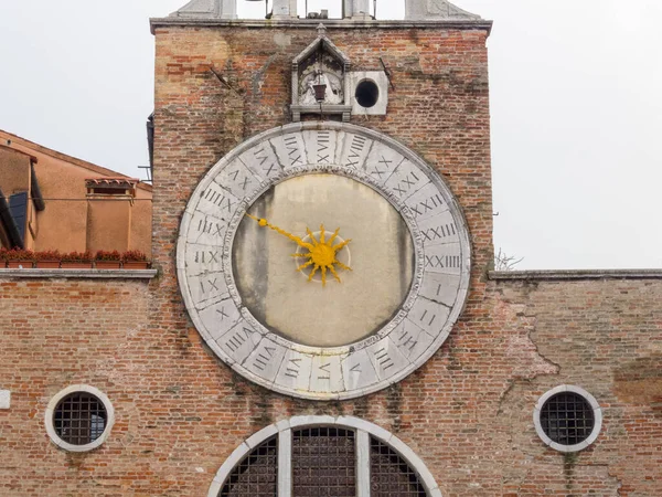 ジャコモ リアルトの入り口の上の15世紀の24時間時計は片手しかありません ヴェネツィア ヴェネト イタリア — ストック写真