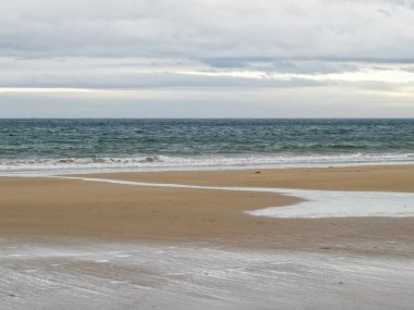 Ağır bulutların altındaki Beyazlar Plajı - Torquay, Victoria, Avustralya