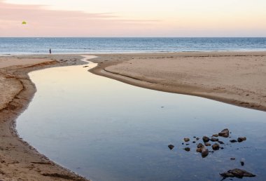 Küçük bir dere okyanusa ulaşır - Torquay, Victoria, Avustralya