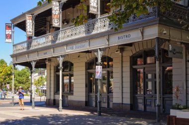 Güney Terrace ve Henderson Caddesi 'nin köşesindeki Sail and Anchor Otel' in önünde Fremantle, WA, Avustralya 'da bir turist fotoğraf çekiyor.