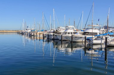 Challenger Limanı 'nda demirli yelkenli ve yatlar Fremantle, WA, Avustralya