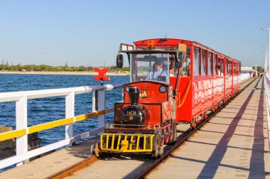 Jetty treni turistleri Geographe Körfezi 'nin güzel suları olan Busselton, WA, Avustralya üzerinden 1.7 kilometrelik bir yolculuğa çıkarıyor.