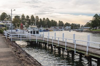 Moyne Nehri kıyısındaki sahil yolu - Port Fairy, Victoria, Avustralya