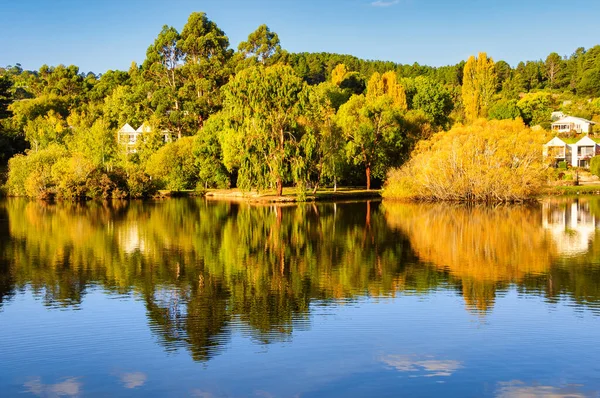 Bu çarpıcı göl 1929 'da Daylesford, Victoria, Avustralya' da bir baraj duvarı inşa edilerek kuruldu.