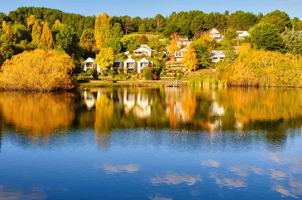 Bu çarpıcı göl 1929 'da Daylesford, Victoria, Avustralya' da bir baraj duvarı inşa edilerek kuruldu.
