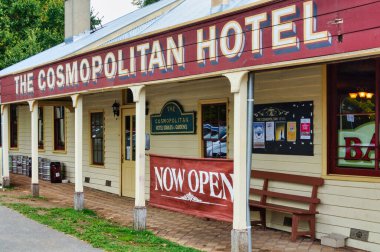 Cosmopolitan Oteli, 1866 dolaylarında inşa edilmiş, hava tahtalarını süpüren verandalı, Trentham, Victoria, Avustralya 'lı güzel görünümlü eski tarz bir bar.