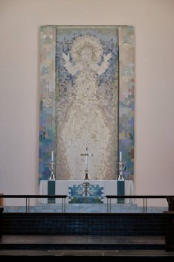 Sunağın arkasında asılı duran dossal Beverley Shore Bennett 'in bir mozaiği. Mobilya döşeme kumaşı ve makine nakışından yapılmış. Wellington, Yeni Zelanda.