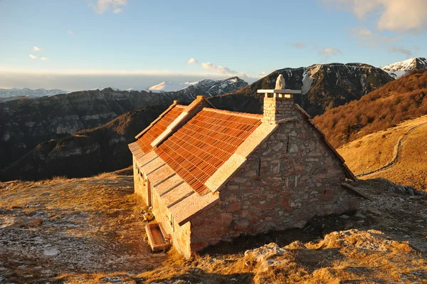 Alpine summer house at sunset — Stock Photo, Image