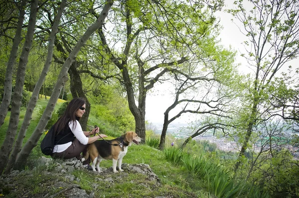 聖霊降臨祭の女性彼の犬 ロイヤリティフリーのストック写真