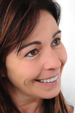 gülümseyen elli yaşındaki kadın