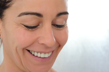 gülümseyen elli yaşındaki kadın