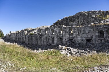 Fort Dosso del Sommo 'nun çökmüş cephesinin ön görüntüsü. Fort Dosso del Sommo (ya da Fort Dosso delle Somme), Avusturyalılar tarafından Werk Serrada olarak adlandırılmıştır. Konum: Altipiani di Folgaria, Lavarone and Luserna, İtalya, Birinci Dünya Savaşı, Duvar
