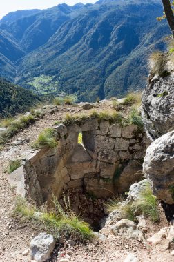 Kurt Geçidi Forra del Lupo 'da yürüyüş parkurunda. Avusturyalılar, kurtların boğazı ve kurtlar tarafından Wolfsschlucht olarak adlandırılırdı. Valle di üzerinde yüksek kaya duvarları boyunca gelişen ilk siper.