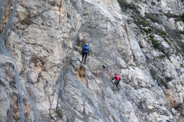7 / 11 / 2020 Kampobrun doğa rezervi, Trentino, İtalya: taşların düşmesini önlemek için etkin kaya düşüşü bariyer sisteminin kurulumu dağı kaplıyor