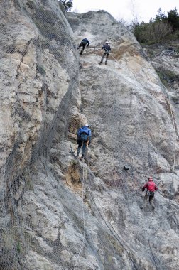 7 / 11 / 2020 Kampobrun doğa rezervi, Trentino, İtalya: taşların düşmesini önlemek için etkin kaya düşüşü bariyer sisteminin kurulumu dağı kaplıyor