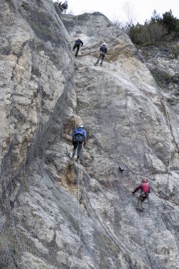 7 / 11 / 2020 Kampobrun doğa rezervi, Trentino, İtalya: taşların düşmesini önlemek için etkin kaya düşüşü bariyer sisteminin kurulumu dağı kaplıyor