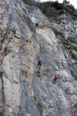 7 / 11 / 2020 Kampobrun doğa rezervi, Trentino, İtalya: taşların düşmesini önlemek için etkin kaya düşüşü bariyer sisteminin kurulumu dağı kaplıyor