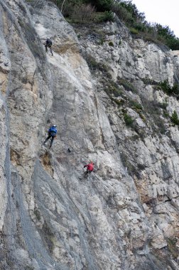7 / 11 / 2020 Kampobrun doğa rezervi, Trentino, İtalya: taşların düşmesini önlemek için etkin kaya düşüşü bariyer sisteminin kurulumu dağı kaplıyor