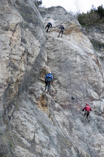 7 / 11 / 2020 Kampobrun doğa rezervi, Trentino, İtalya: taşların düşmesini önlemek için etkin kaya düşüşü bariyer sisteminin kurulumu dağı kaplıyor
