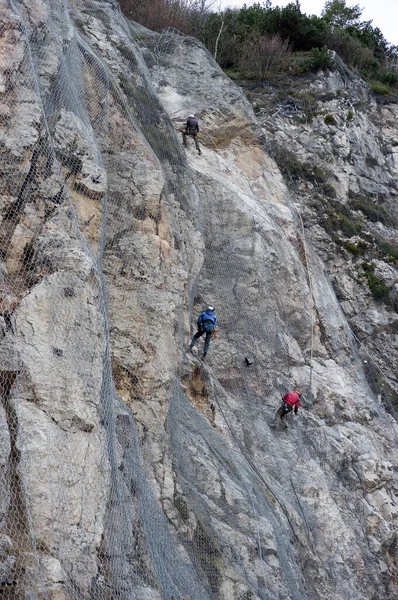 7 / 11 / 2020 Kampobrun doğa rezervi, Trentino, İtalya: taşların düşmesini önlemek için etkin kaya düşüşü bariyer sisteminin kurulumu dağı kaplıyor
