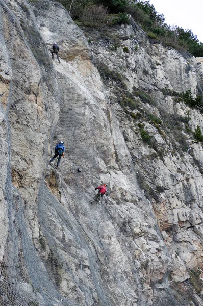 7 / 11 / 2020 Kampobrun doğa rezervi, Trentino, İtalya: taşların düşmesini önlemek için etkin kaya düşüşü bariyer sisteminin kurulumu dağı kaplıyor