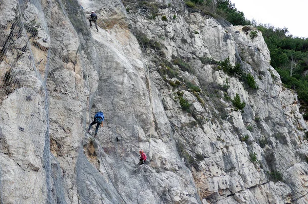 7 / 11 / 2020 Kampobrun doğa rezervi, Trentino, İtalya: taşların düşmesini önlemek için etkin kaya düşüşü bariyer sisteminin kurulumu dağı kaplıyor