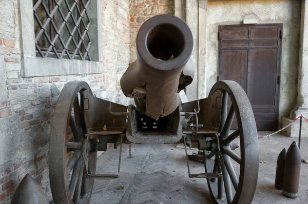 Österreichisches Artilleriegeschütz Mit Explodiertem Lauf Ausgestellt Auf Der Burg Von — Stockfoto