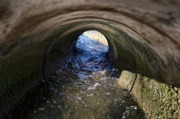 Agua Que Fluye Dentro Zanja Riego Entre Campos — Foto de Stock