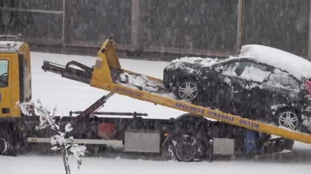 2020 Cornedo Vicentino Veneto Italien Bärgningsbil Räddning Vid Kraftigt Snöfall — Stockvideo