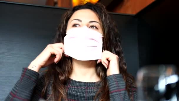 Όμορφη Γυναίκα Βγάζει Προστατευτική Μάσκα Καθισμένη Στο Εστιατόριο Καραντίνα Απόσταση — Αρχείο Βίντεο