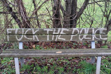 Parktaki bankta polise hakaret.