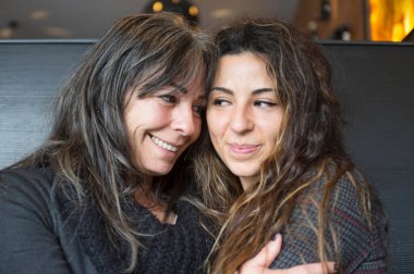 Güzel ve mutlu bir kızı var. Mutlu bir annesi var. Sarılıyor ve gözlerinin içine bakıyor.