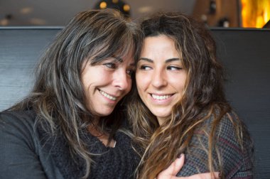 Güzel ve mutlu bir kızı var. Mutlu bir annesi var. Sarılıyor ve gözlerinin içine bakıyor.