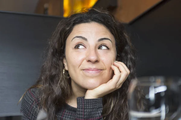 Portret Van Een Lachende Vrouw Die Haar Kin Bij Hand — Stockfoto