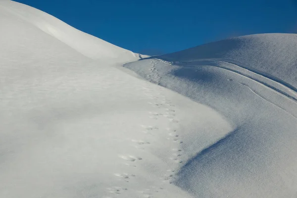 Montañas Cubiertas Nieve Hermoso Día Invierno Soleado —  Fotos de Stock